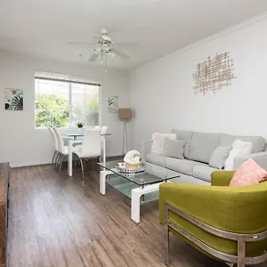 Apartment Two Bedroom Sleeps 6 With Free Parking Near Boating, Los Angeles